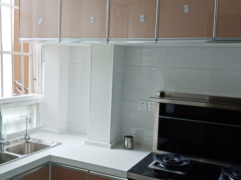 廚房裝修櫥柜，究竟是定制櫥柜好，還是直接買(mǎi)新的呢？(圖2)