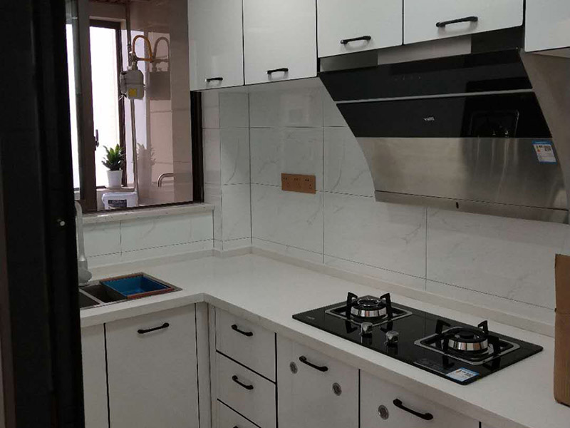 在廚房墻上增加什么可以增加儲物空間？