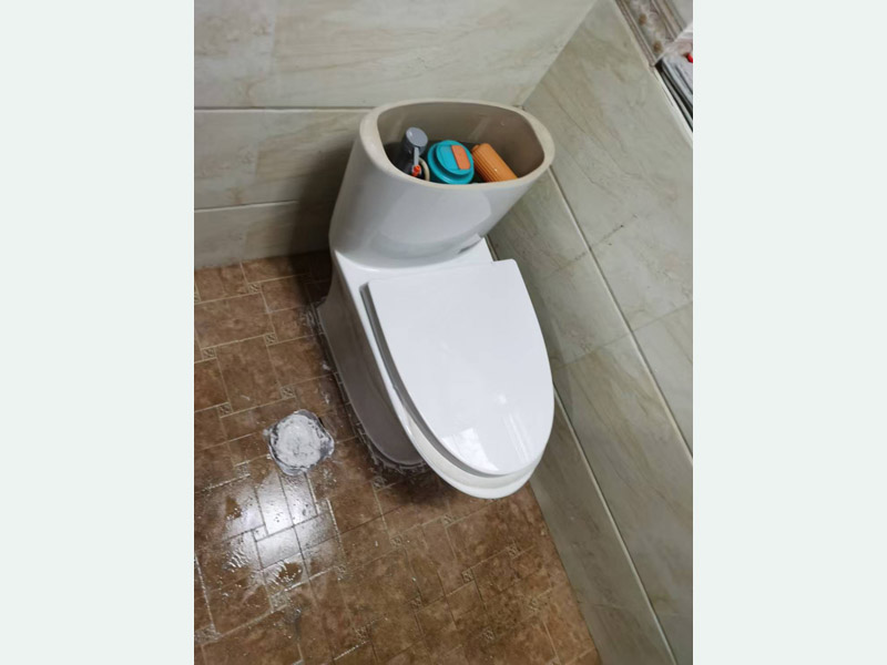 馬桶底座下面向外滲水怎么辦