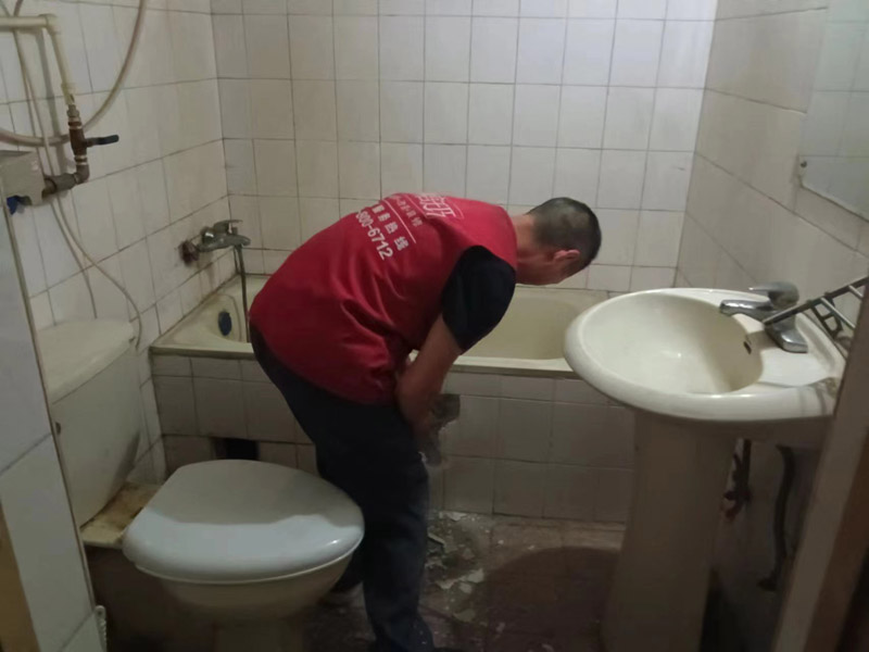 解決廚衛(wèi)漏水問題為什么不要找個人師傅施工隊(圖1)